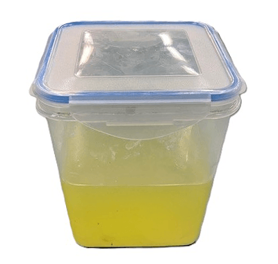 アルコール溶剤を注ぎ込んだ状態